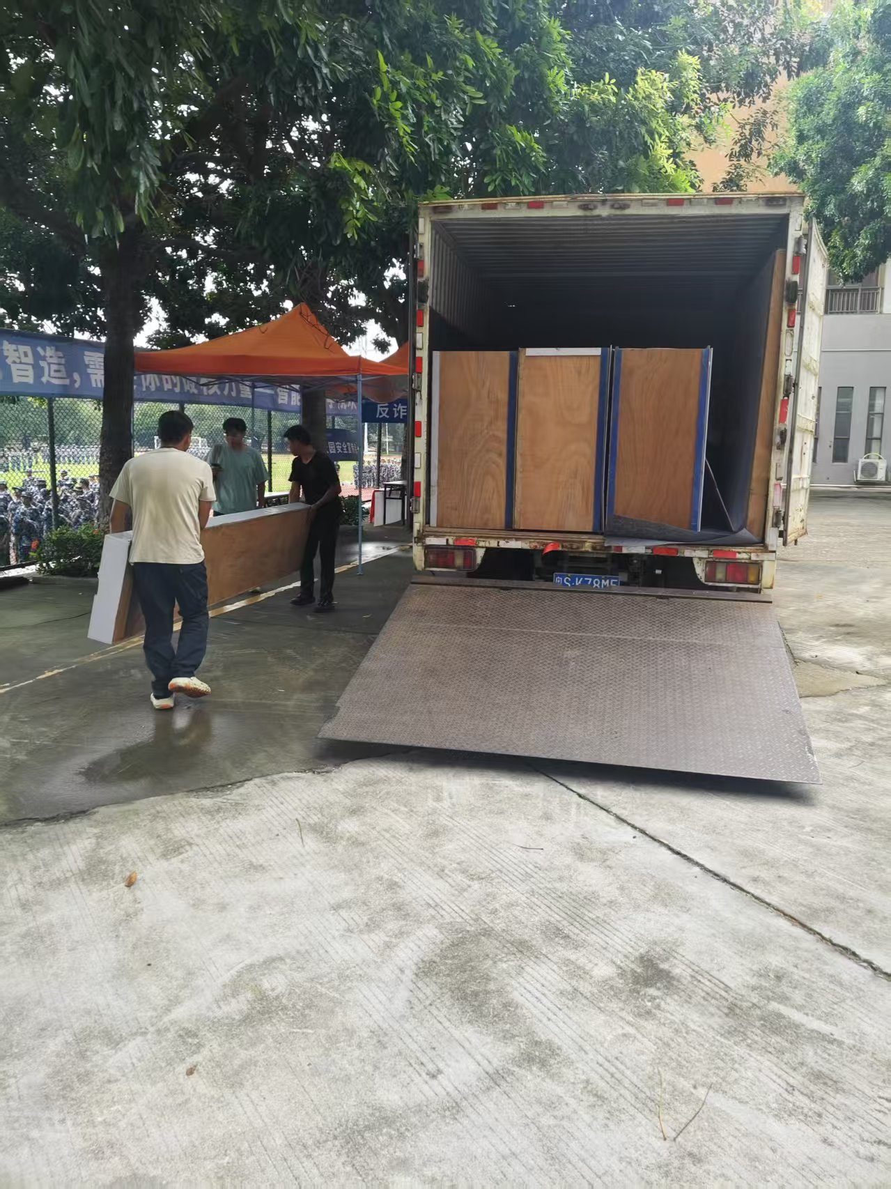 物料进场与搭建现场
