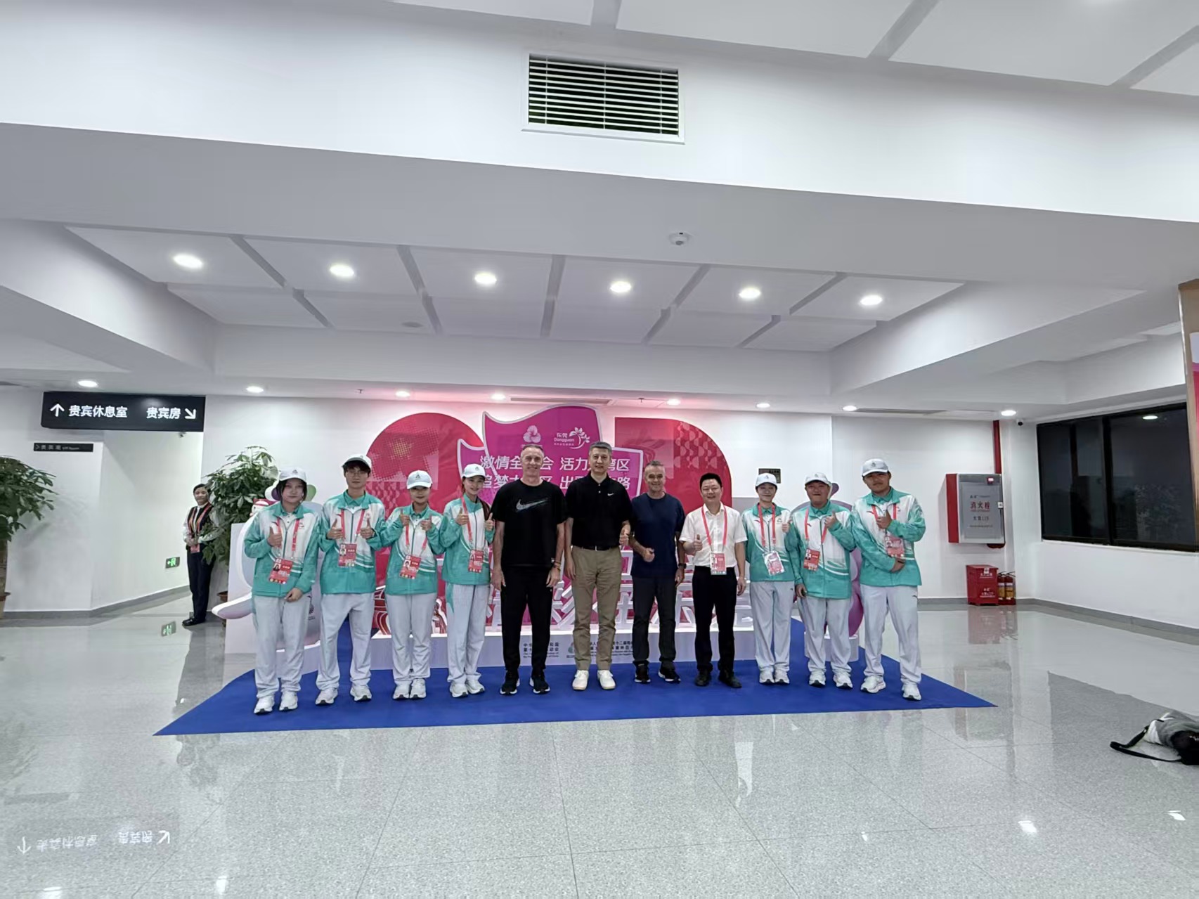接待省部级领导合影